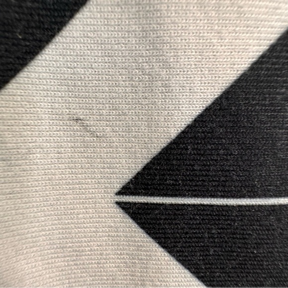 Lululemon Vinyasa Scarf *Luon Light Arrow Chevron White Black / Black - Picture 9 of 11